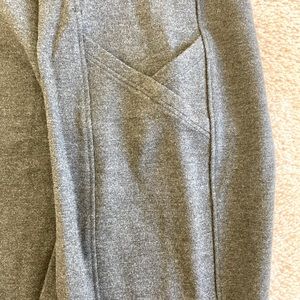 NWOT Lou and Grey for Loft pocket leggings- small.